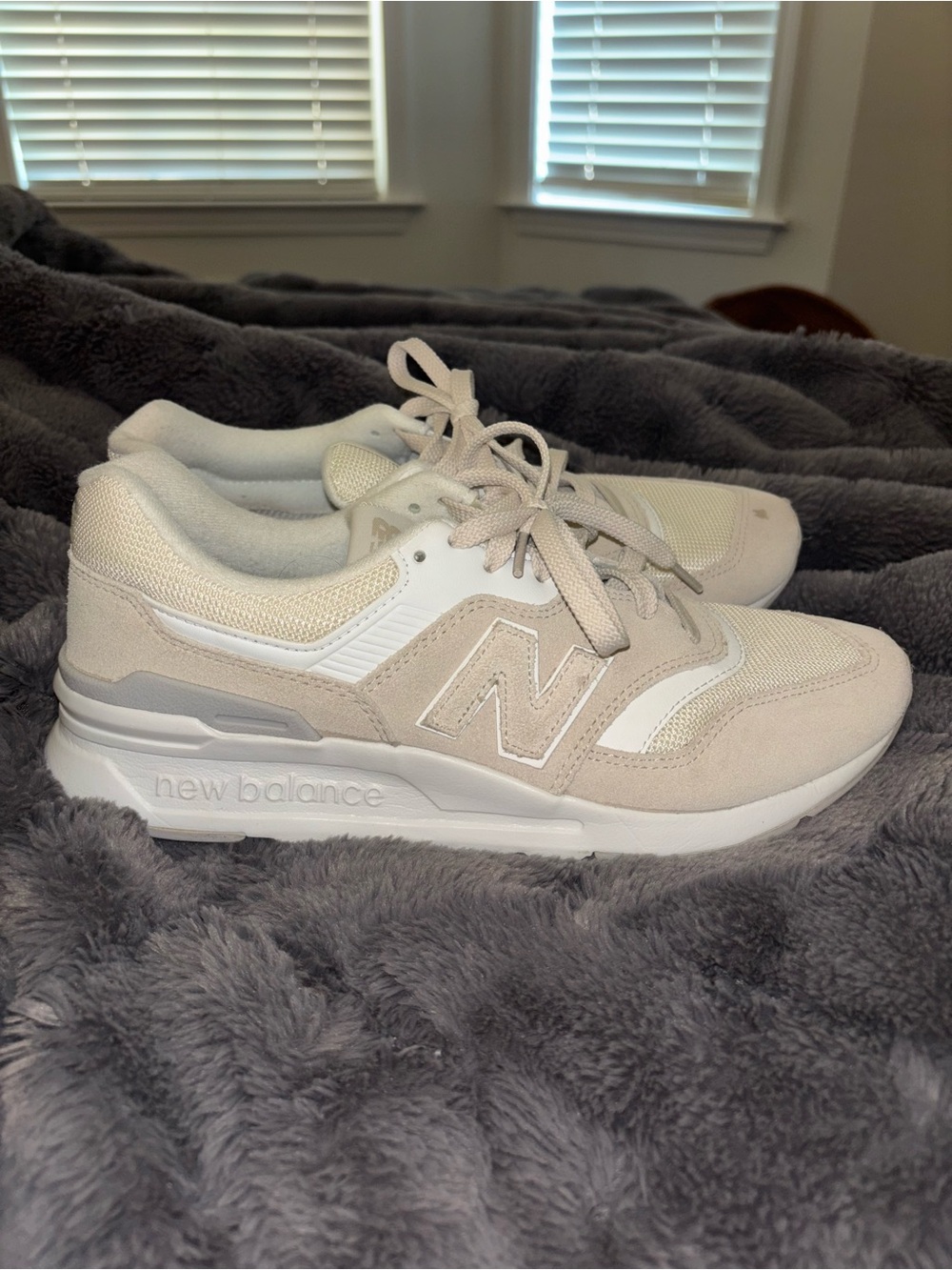 New Balance Women's Beige White Classic Lace-Up Sneakers